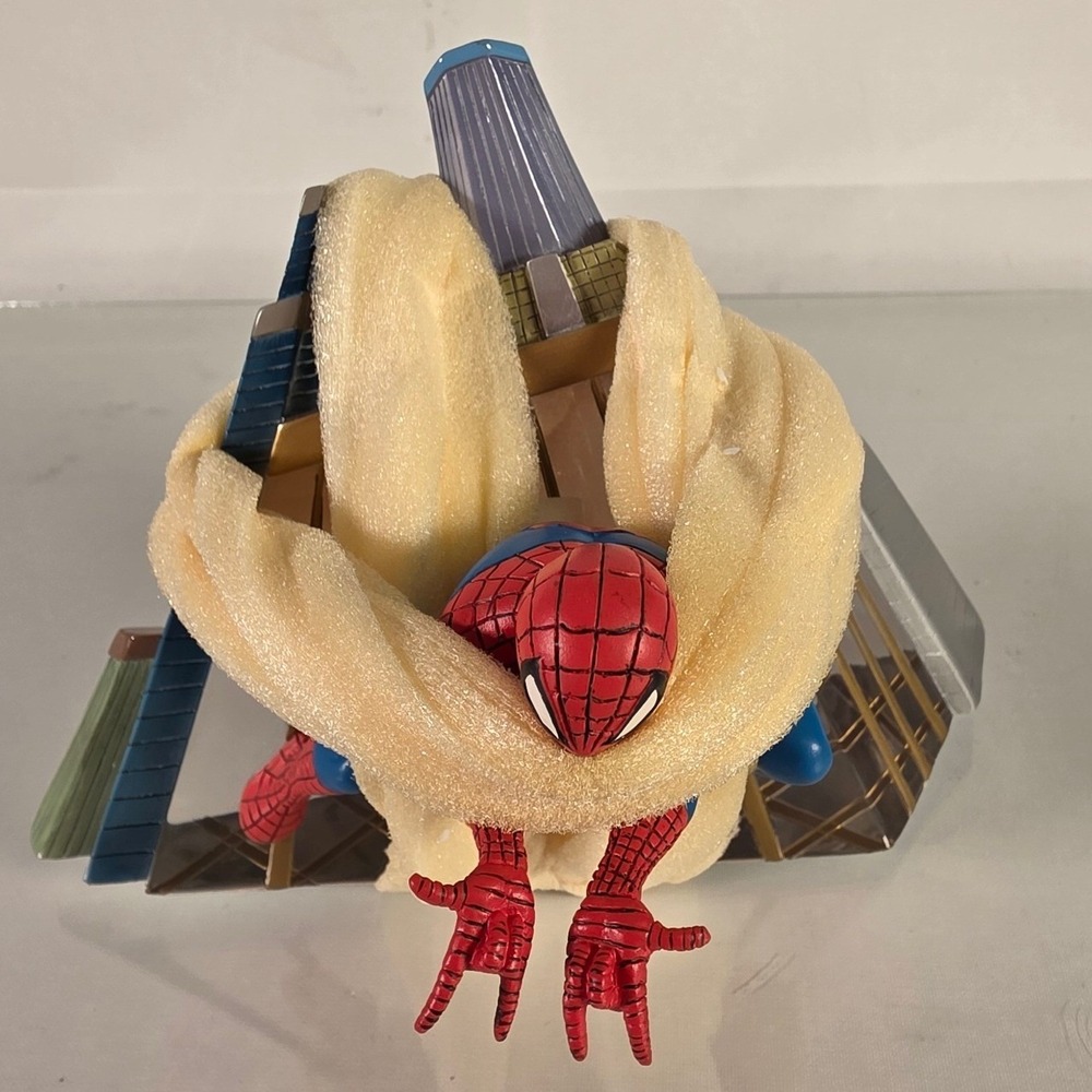 Rare Spider-Man Forced Perspective Statue - Oh What A Tangled Web Marvel‎ Select